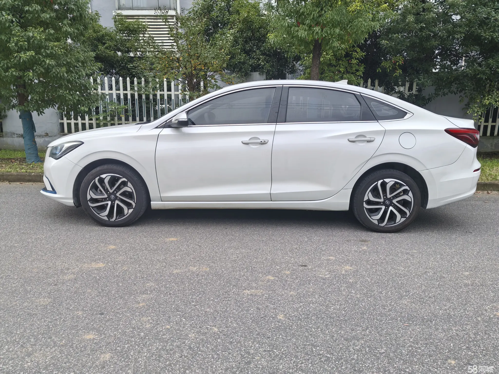 Changan Eado EV 2019 car image #3