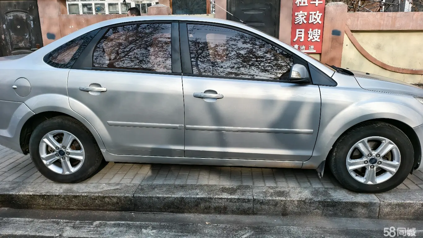 Ford Focus 2010 car image #3