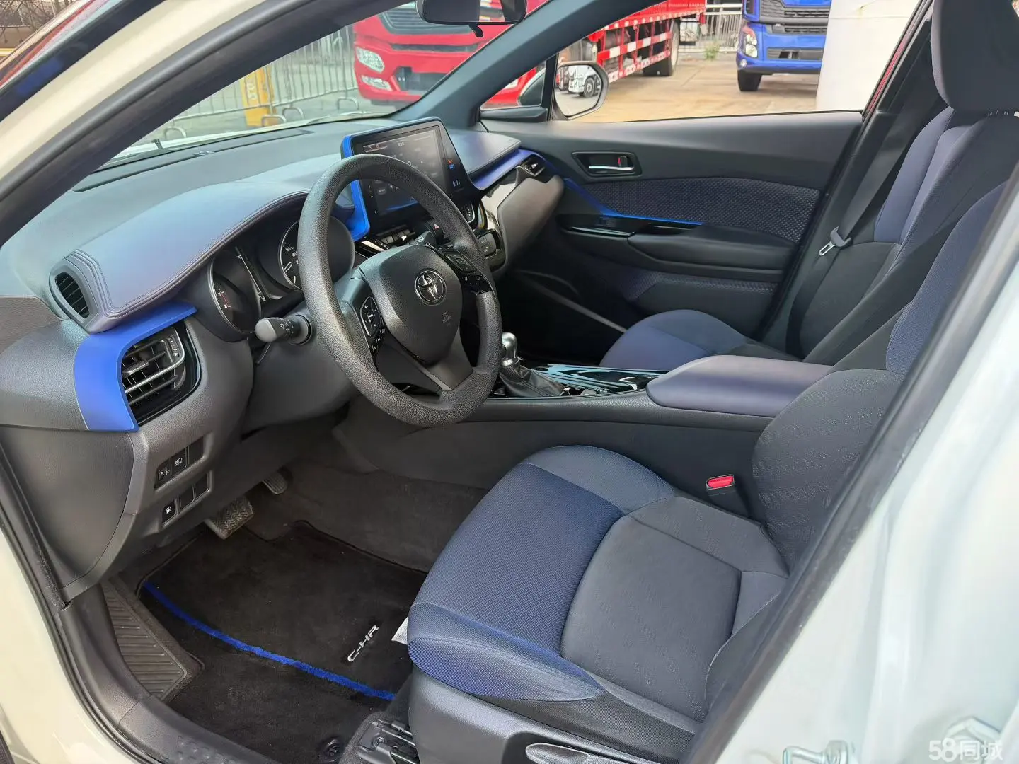 Toyota C-HR 2018 car image #3