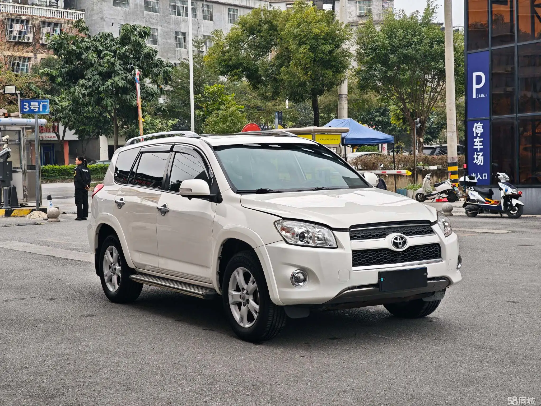 Toyota RAV4 2011 car image #3
