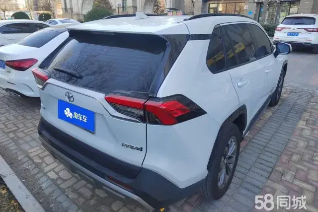 Toyota RAV4 2025 car image #3