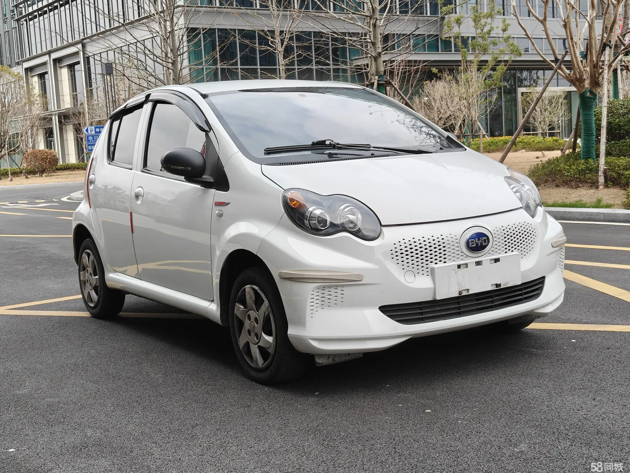 BYD e1 2020 immagine di auto #3