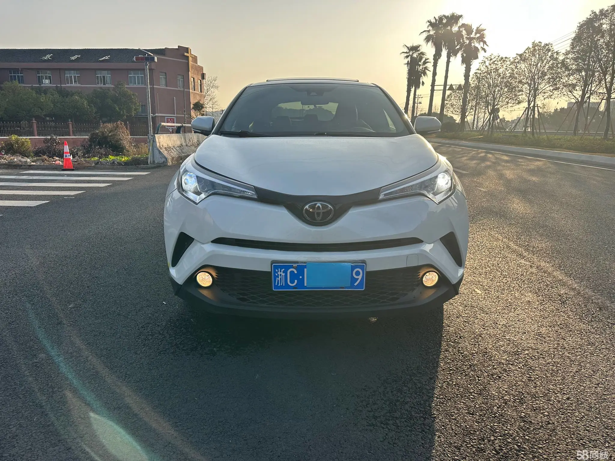 Toyota C-HR 2020 car image #3