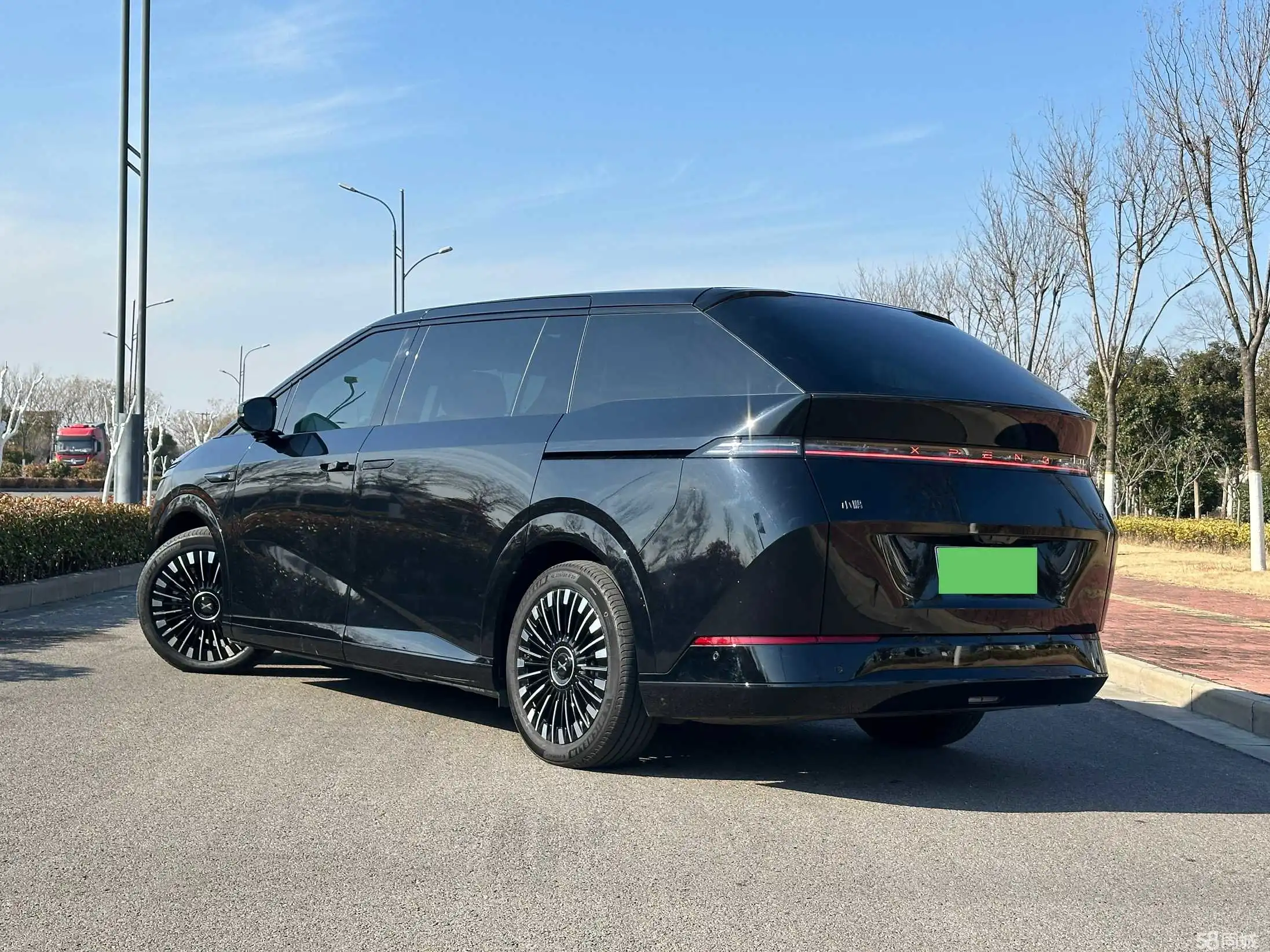 Xpeng X9 2025 car image #3