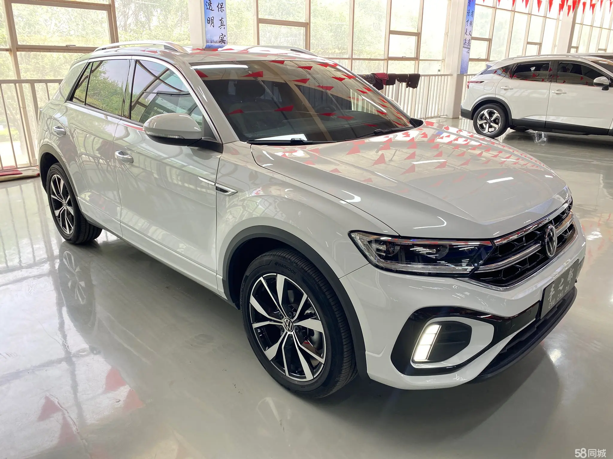 Volkswagen T-Roc 2024 car image #3