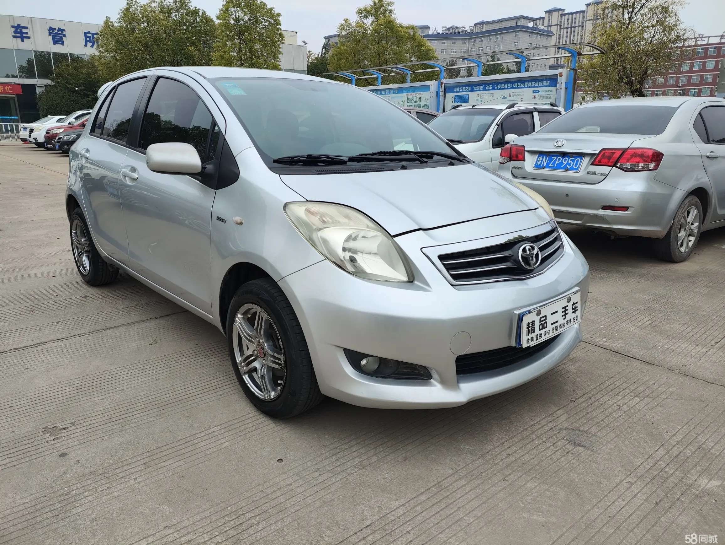 Toyota Yaris 2011 car image #3