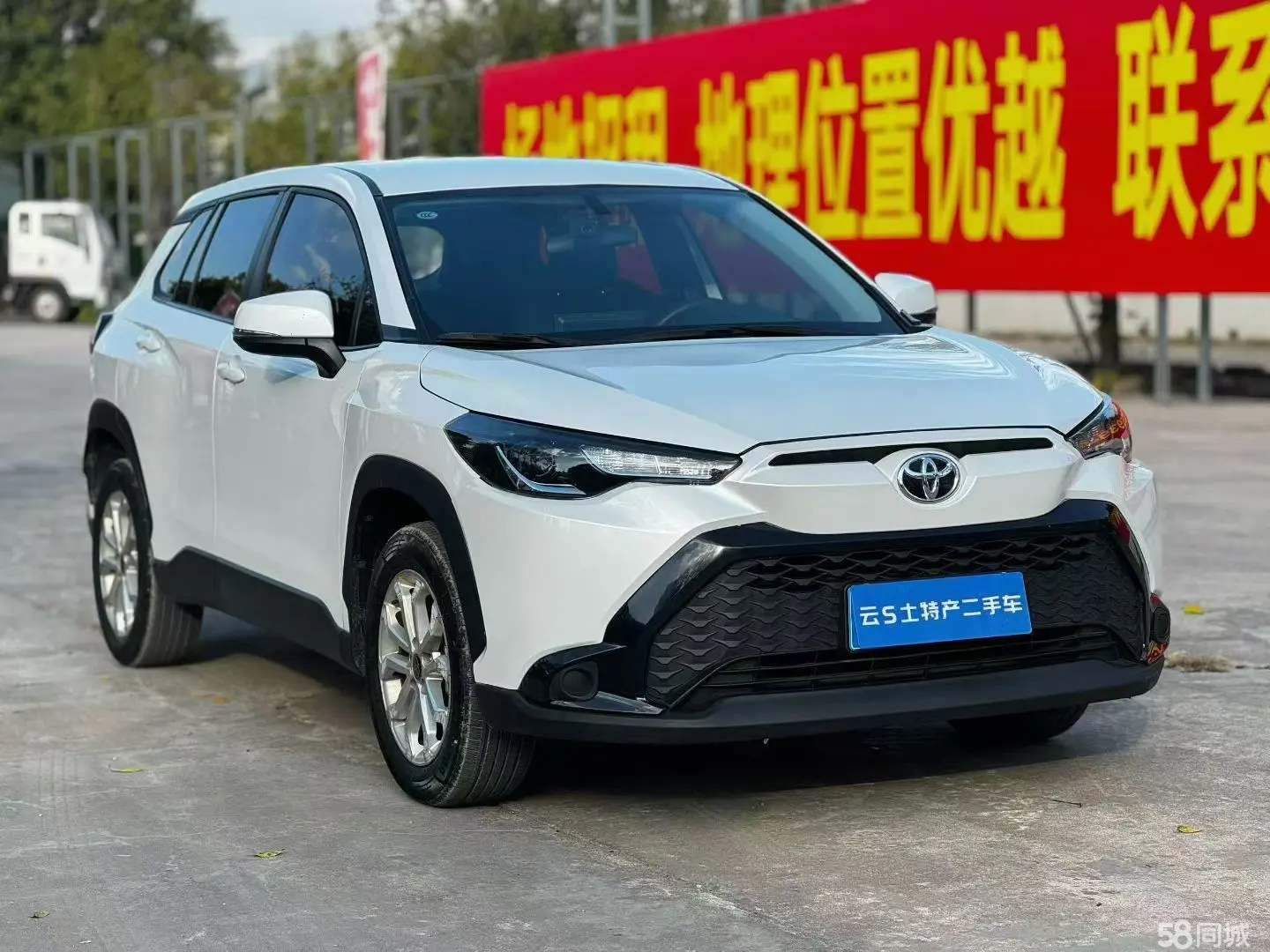 Toyota C-HR 2023 car image #3