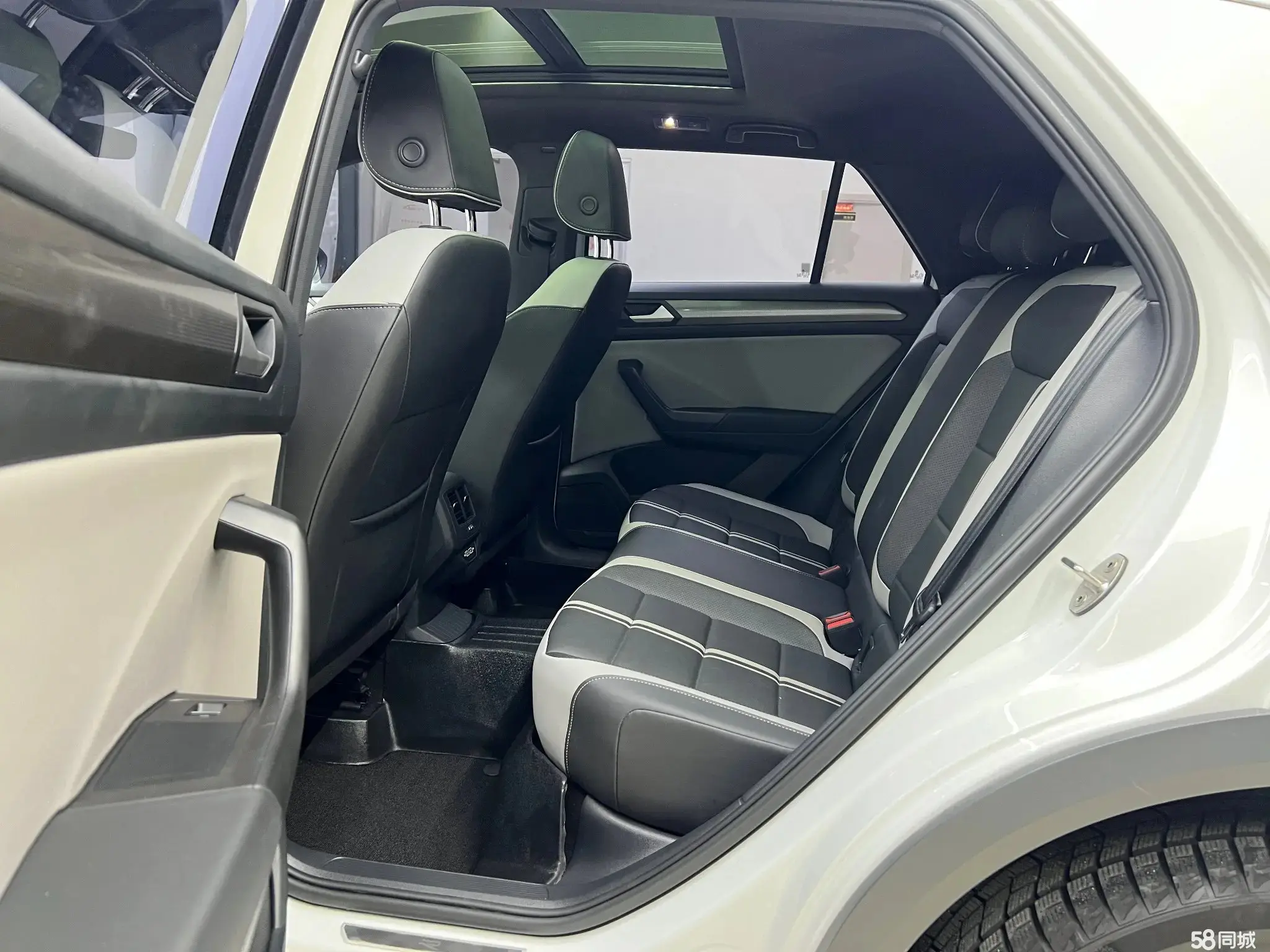 Volkswagen T-Roc 2023 immagine di auto #3