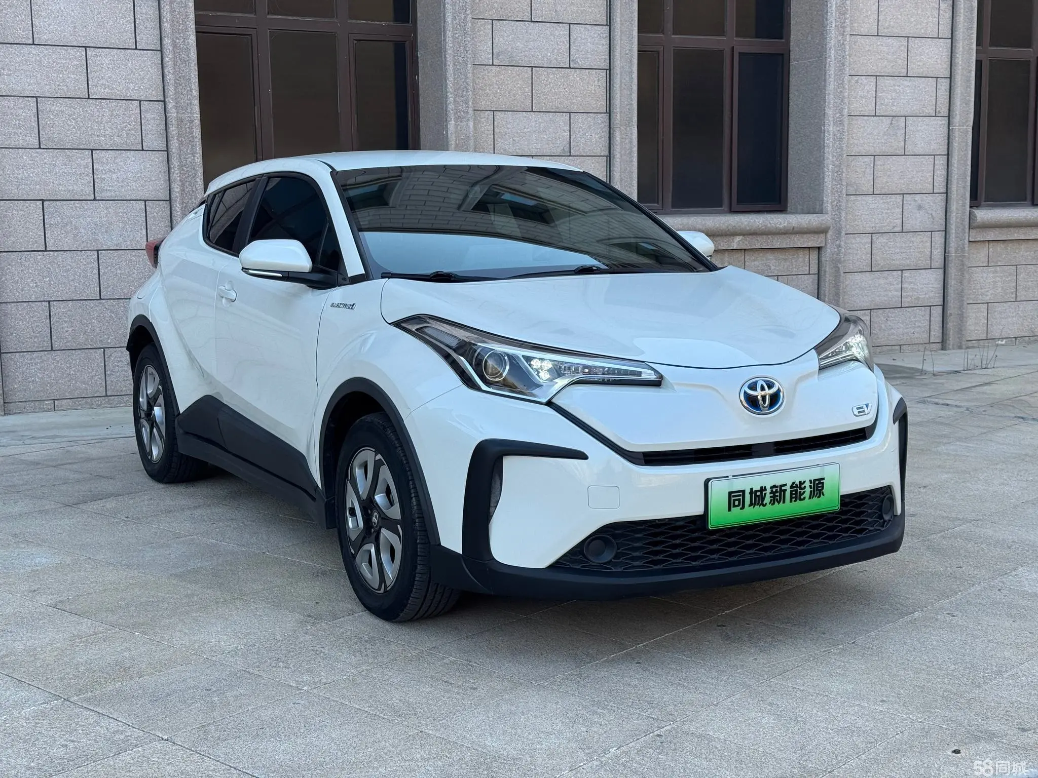 Toyota C-HR EV 2021 car image #3