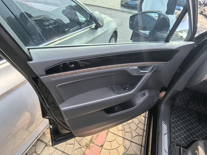 Volkswagen Touareg 2019 car image #3