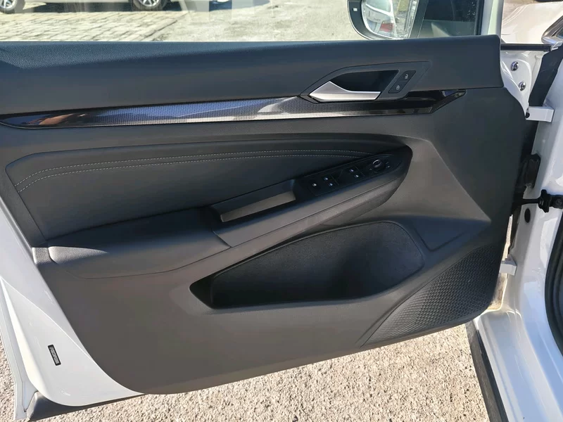 Volkswagen Golf 2023 car image #3