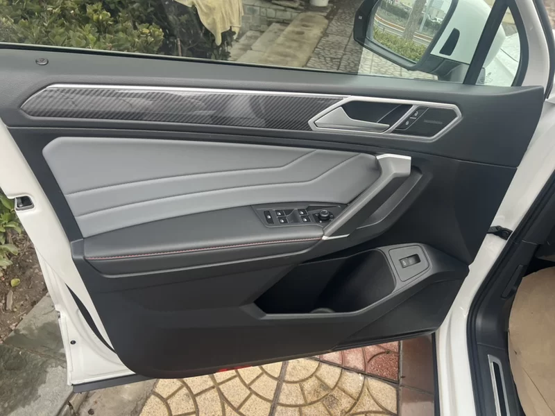 Volkswagen Tiguan L 2023 immagine di auto #3