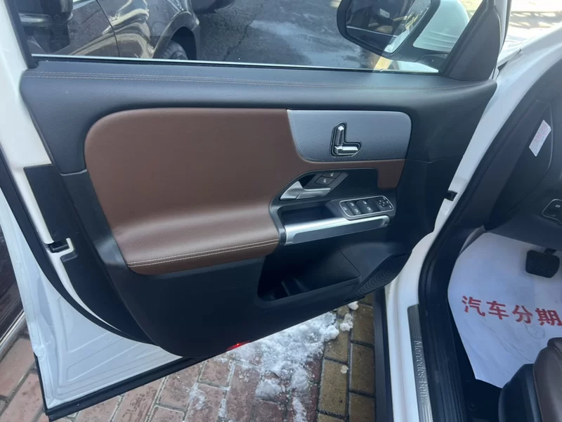 Mercedes-Benz GLB Class 2023 car image #3