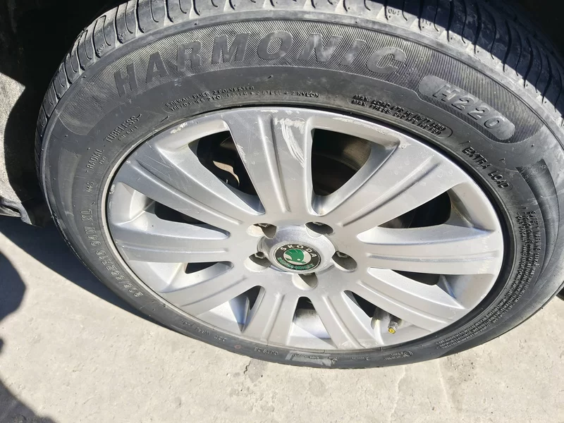 Skoda Superb 2012 car image #3