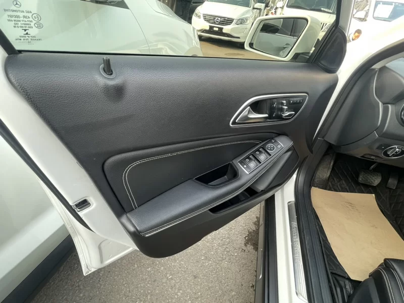 Mercedes-Benz GLA Class 2018 immagine di auto #3