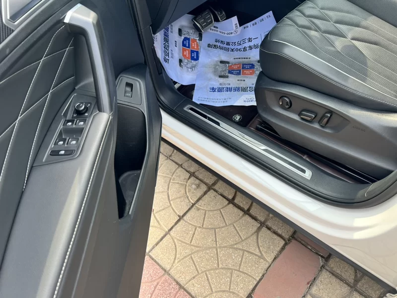 Volkswagen Tiguan L 2021 immagine di auto #3