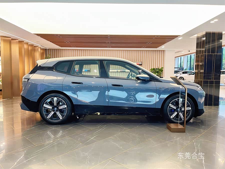 BMW iX M60 imagem de carro #12