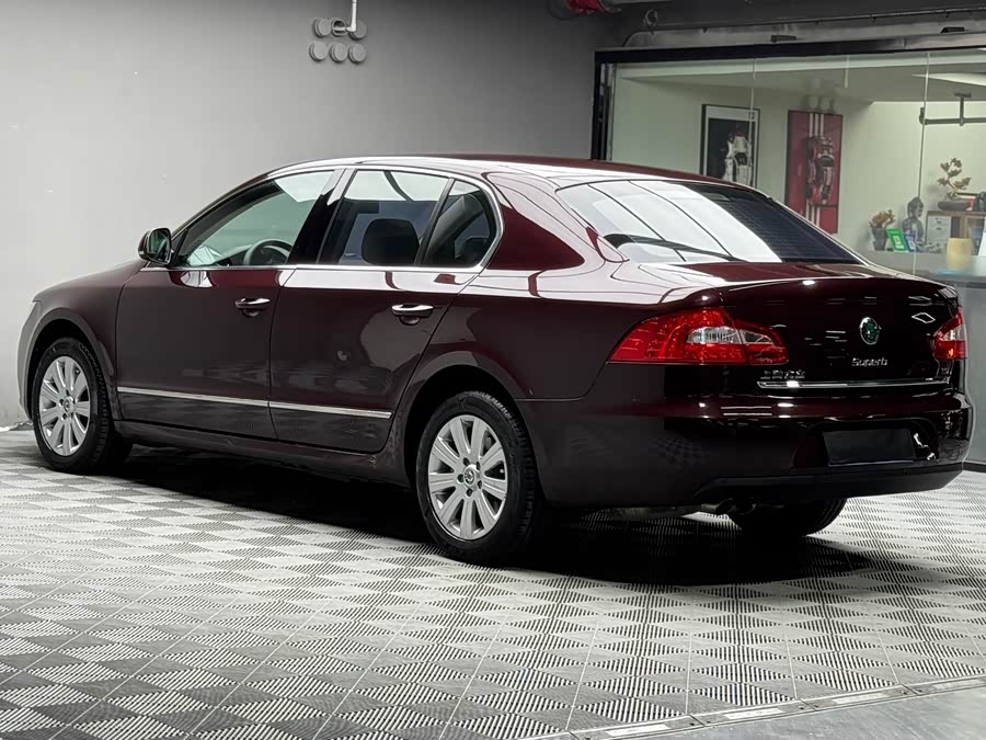 Skoda Superb 2013 car image #12
