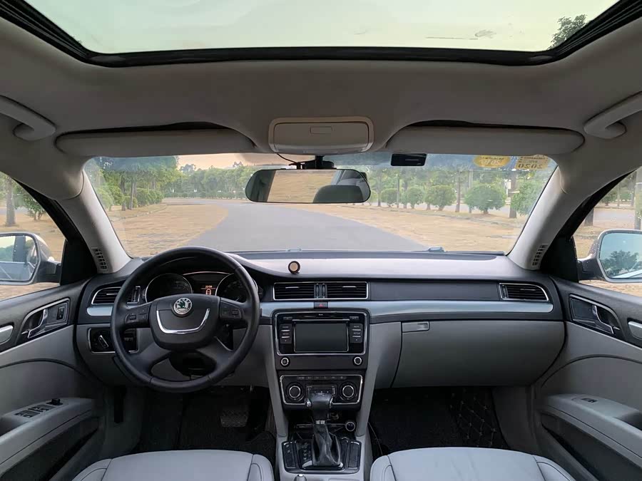 Skoda Superb 2011 صورة سيارة #12