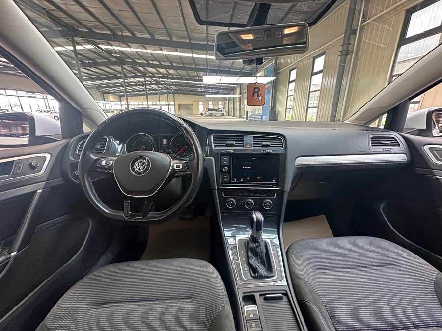 Volkswagen Golf Pure Electric 2020 car image #12