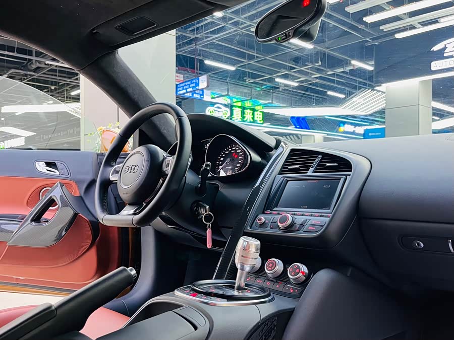 Audi R8 2012 car image #12