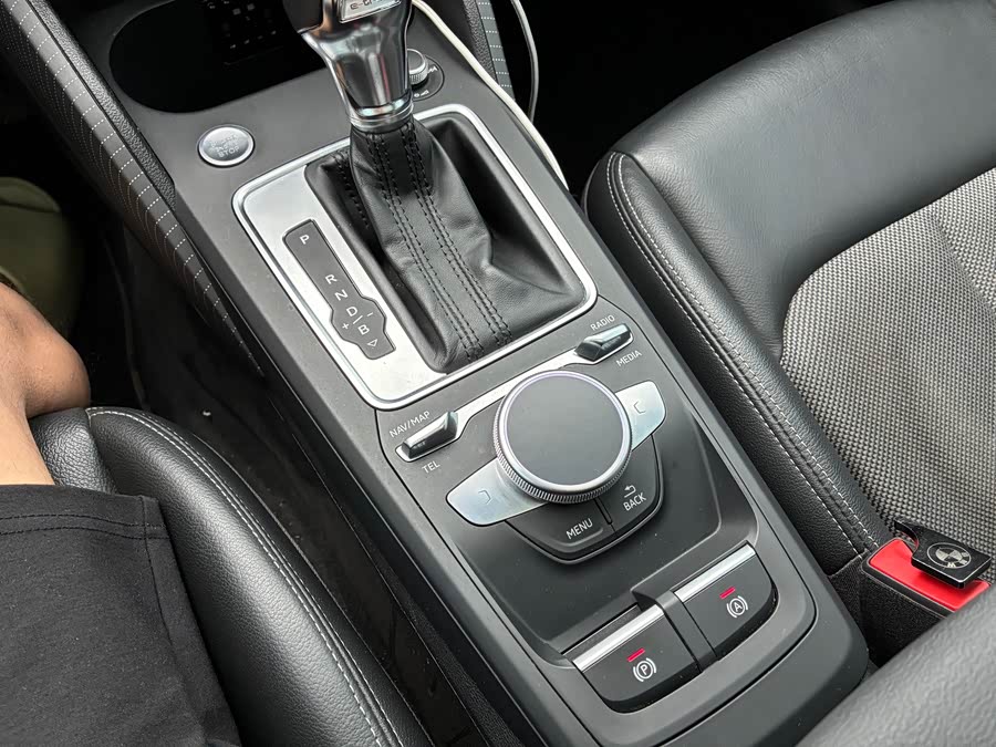 Audi Q2L e-tron 2019 #12 Audi Q2L e-tron 2019 imagen de coche #12