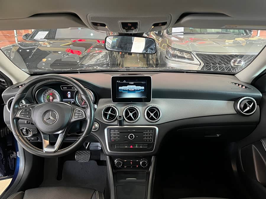 Mercedes-Benz GLA Class 2017 car image #12