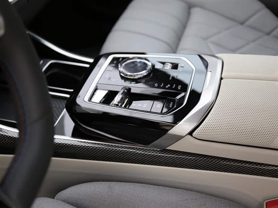 BMW M760Le car image #12