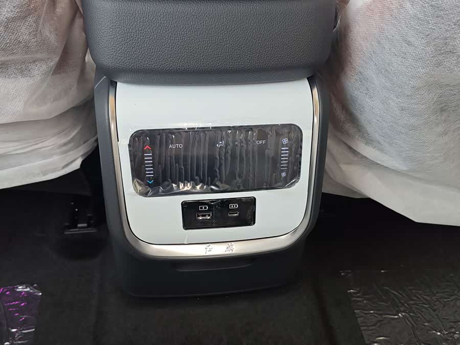 HongQi HS7 PHEV car image #12