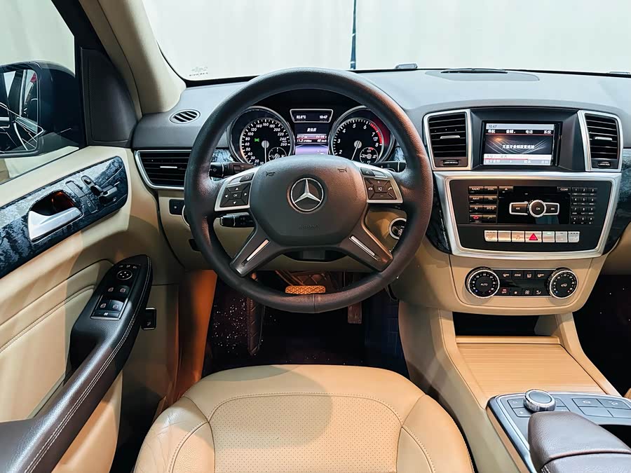 Mercedes-Benz M Class 2015 car image #12