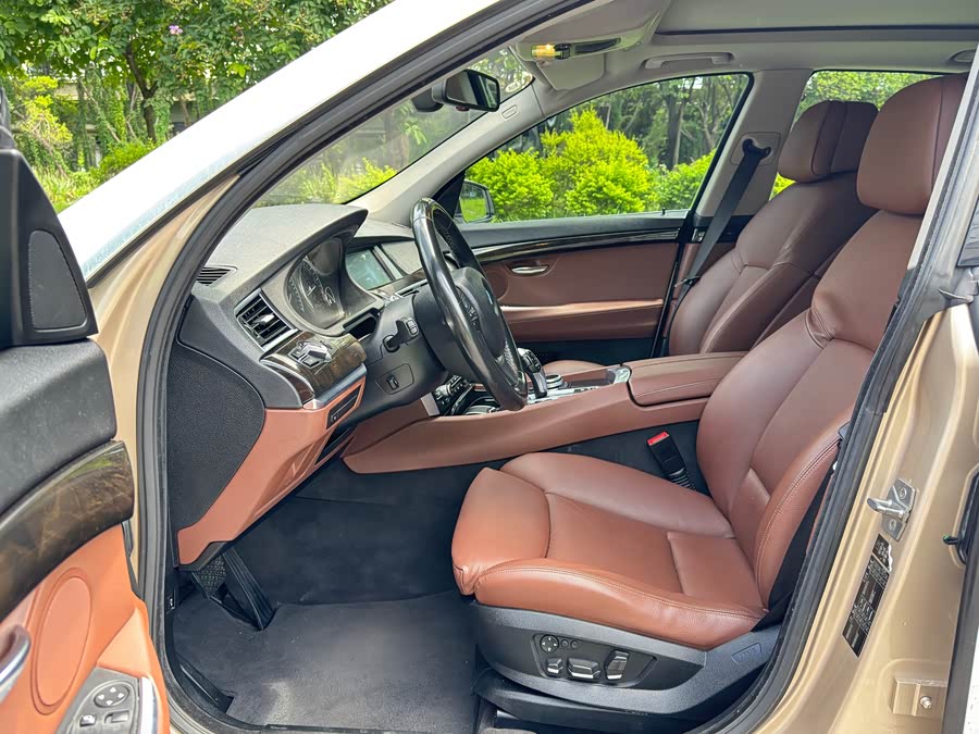 BMW 5 Series GT 2010 immagine di auto #12