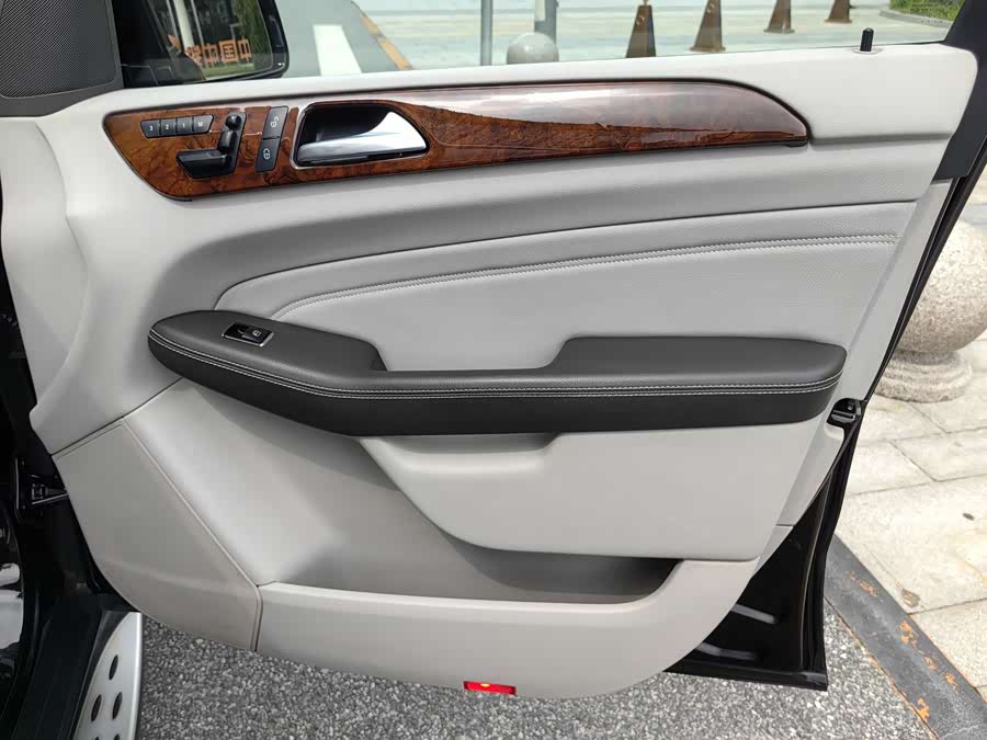 Mercedes-Benz M Class 2012 car image #12