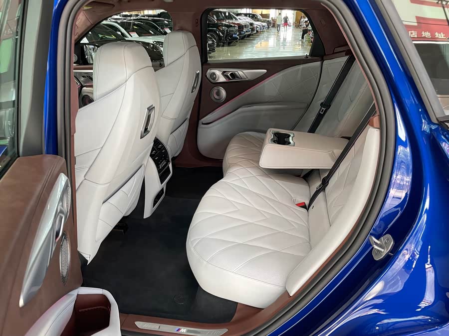 BMW XM 2024 immagine di auto #12