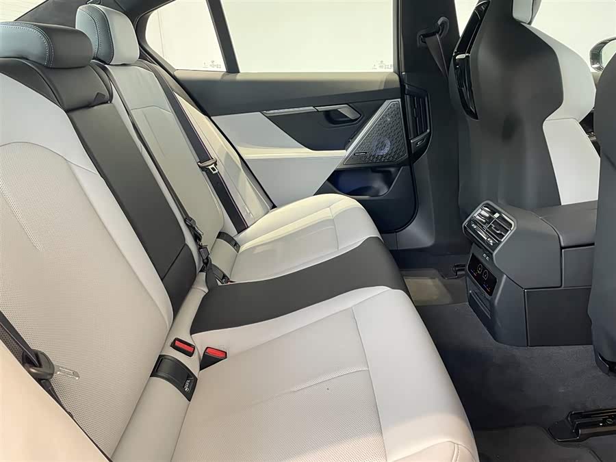 BMW M5 New Energy 2025 #12 BMW M5 New Energy 2025 car image #12