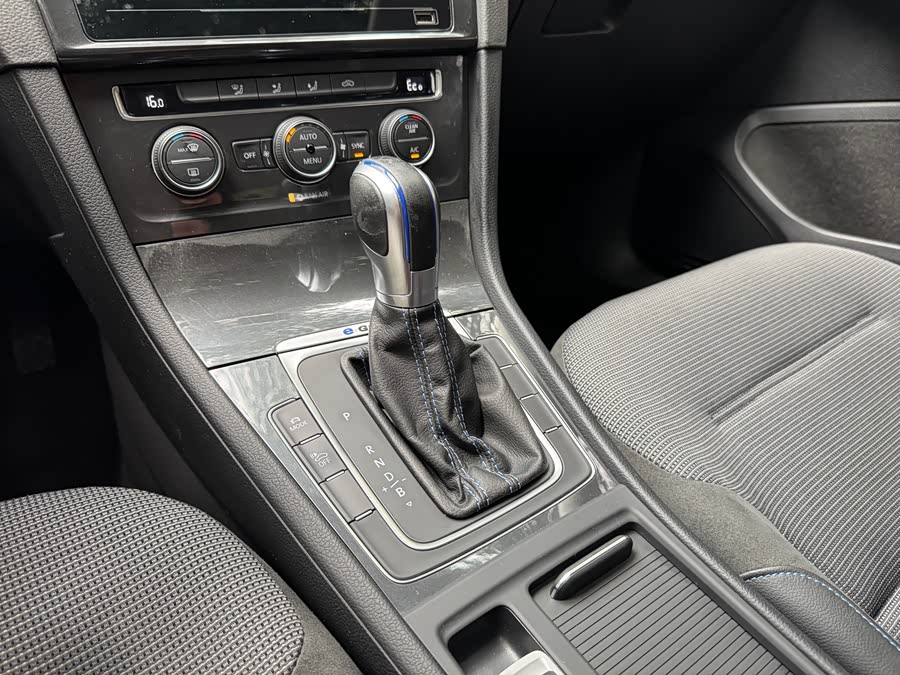 Volkswagen Golf Pure Electric 2021 car image #12