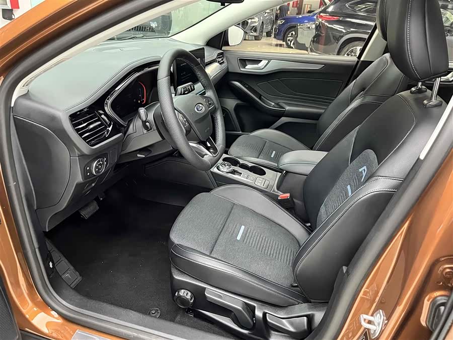 Ford Focus Active 2021 car image #12