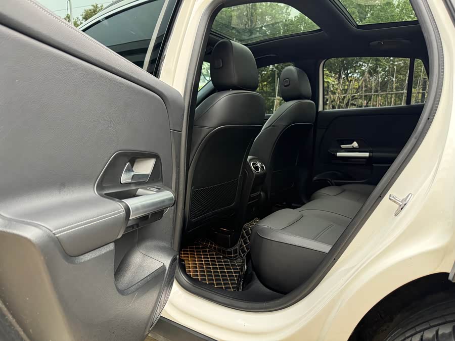 Mercedes-Benz GLA Class 2022 car image #12