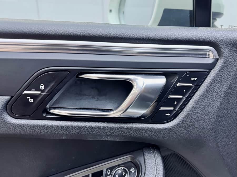 2015 car image #12