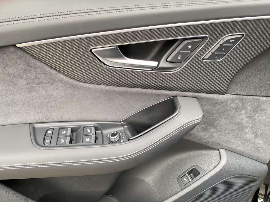 Audi SQ7 2025 car image #12