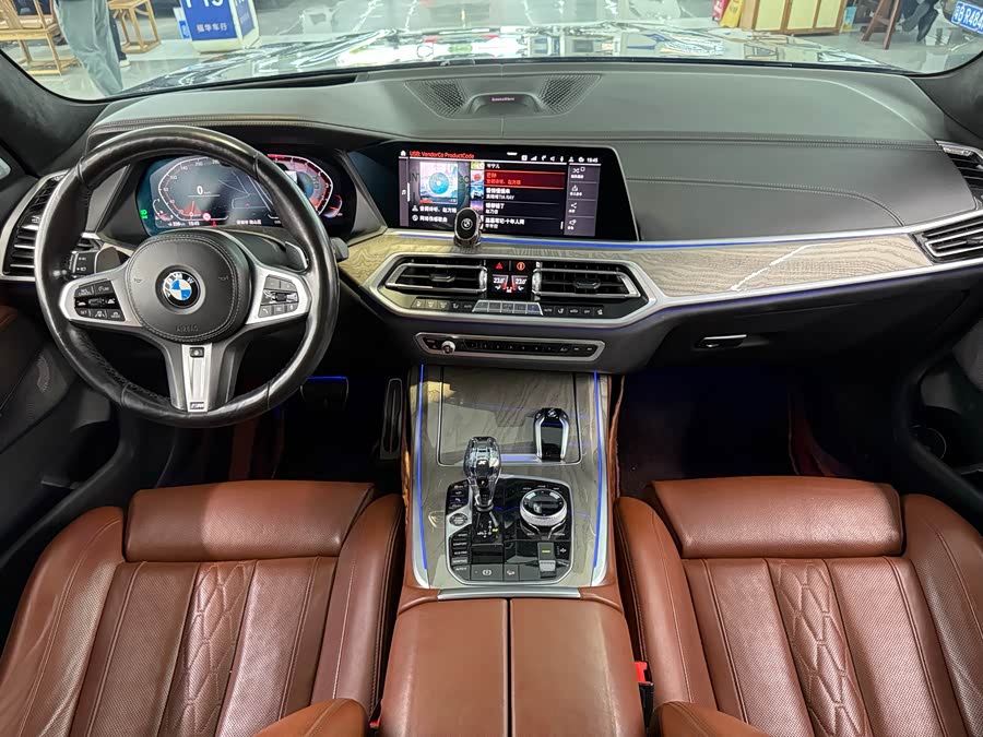 BMW X7 2020 car image #12