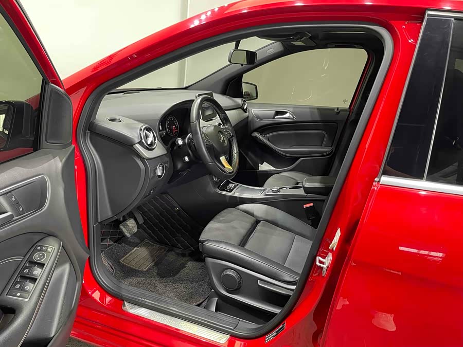 Mercedes-Benz B Class 2016 immagine di auto #12