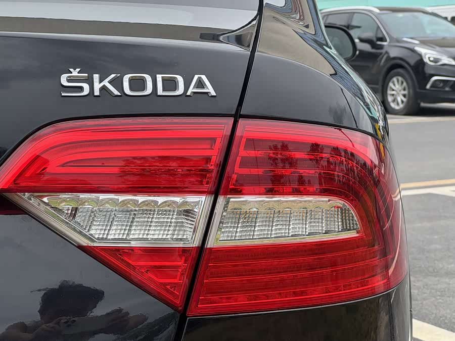 Skoda Superb 2013 car image #12