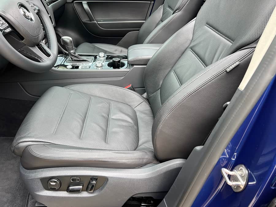 Volkswagen Touareg 2016 car image #12