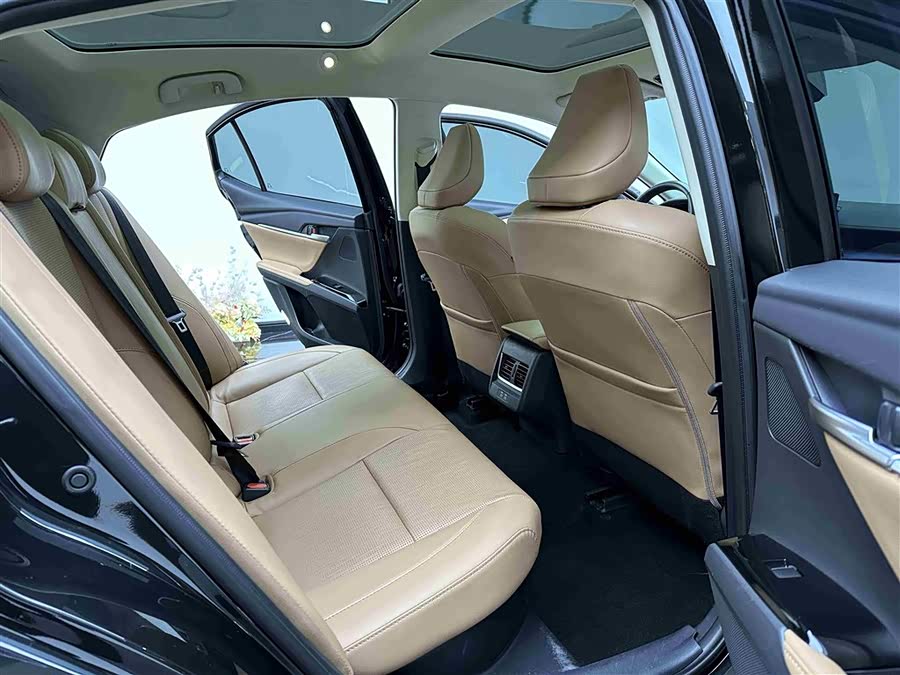 Toyota Camry 2024 car image #12