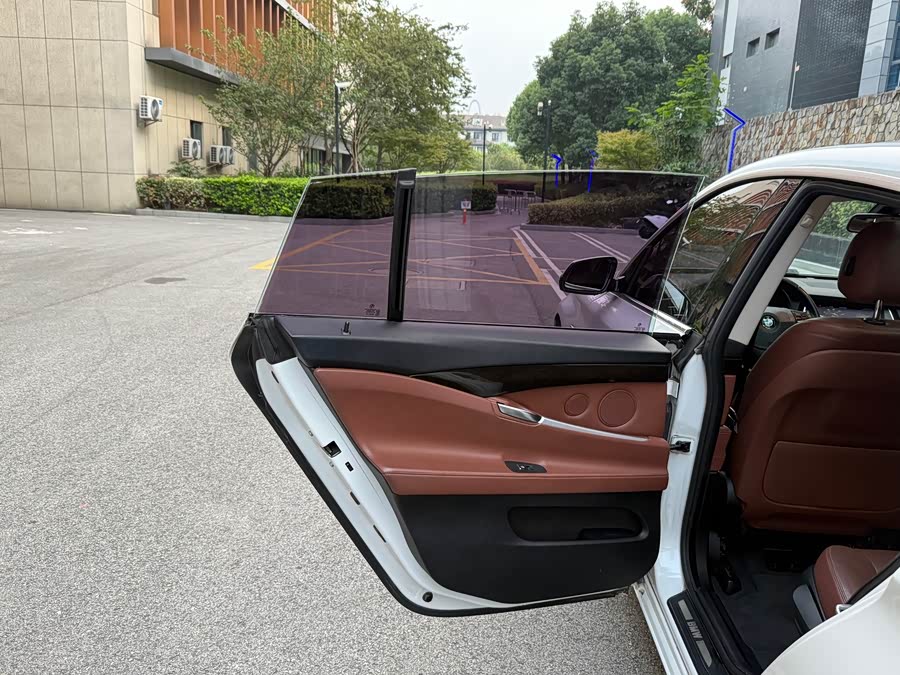 BMW 5 Series GT 2015 immagine di auto #12