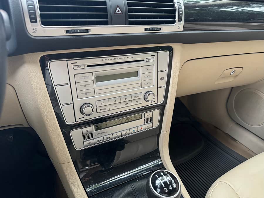 Volkswagen Passat Lingyu 2010 #12 Volkswagen Passat Lingyu 2010 car image #12