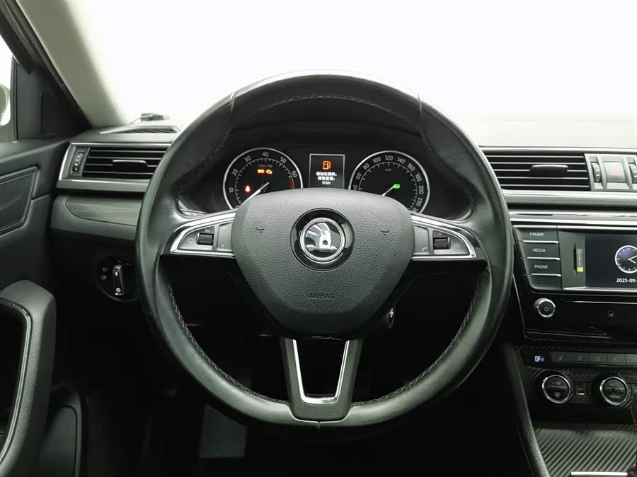 Skoda Superb 2016 car image #12