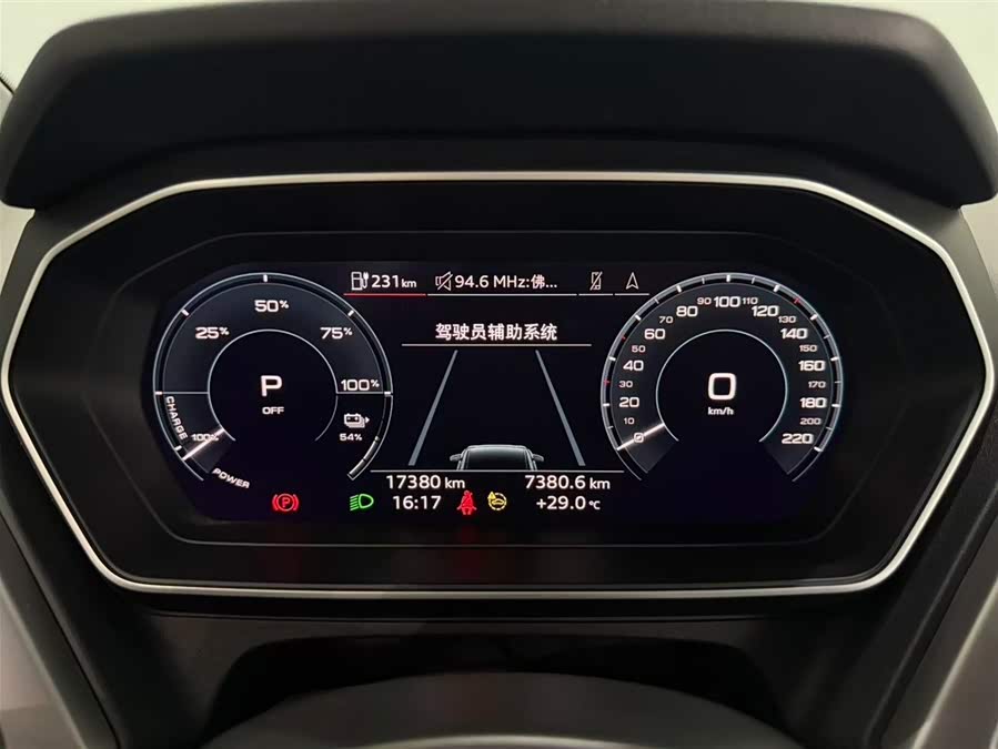 Audi Q4 e-tron 2024 immagine di auto #12