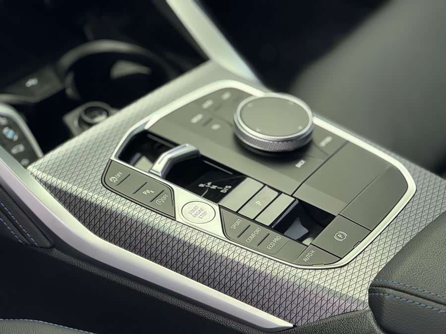 BMW M240i 2024 immagine di auto #12