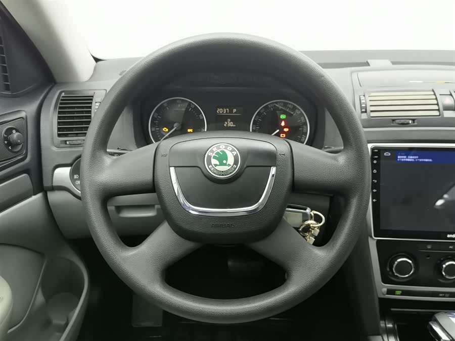 Skoda Octavia 2010 car image #12